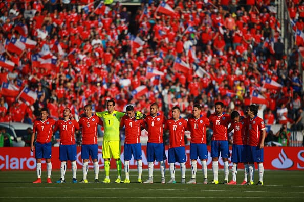 El momento de los himnos fue muy emotivo, los chilenos abrazados en un solo canto.