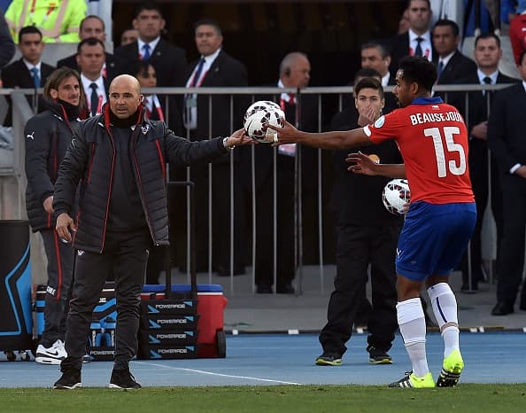 Sampaoli desde la banca sufría con lo que pasaba en la cancha.