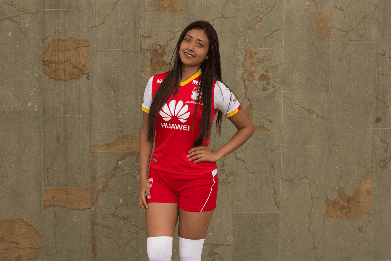 Las aficionadas del equipo rojo de Bogotá llevaron todos sus encantos al clásico 291 ante Millonarios. El encuentro terminó 1-0 a favor de Santa Fe, club dirigido por el técnico uruguayo Gregorio Pérez.