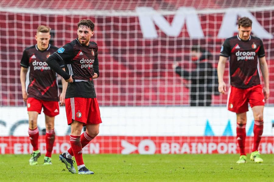 PSV no puede y reparte puntos durante el Clásico ante el Feyenoord, con marcador de 1-1 durante la Jornada 26 en la Eredivisie. Berguis puso el primer tanto del encuentro al minuto 15 a favor de los visitantes, pero Malen logró empatarlo al 38'. El mexicano Erick Gutiérrez vio el partido desde la banca.