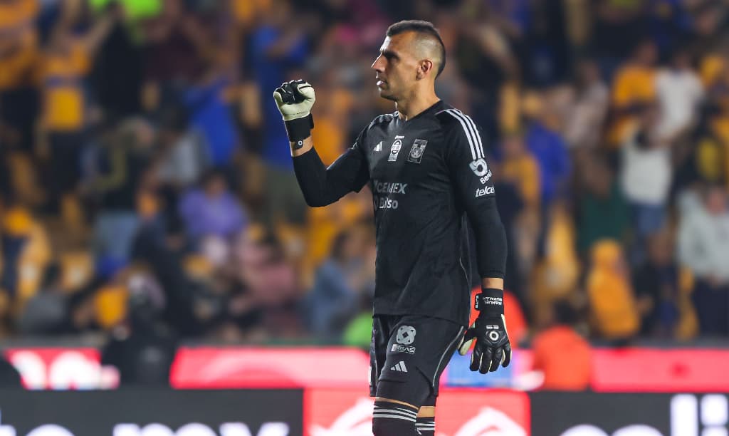 Nahuel Guzmán empata a Hugo Ayala como el futbolista con más partidos jugados con Tigres