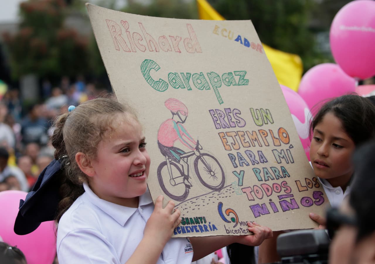 La gente estaba presente para recibir a Carapaz sin importante el frío y la lluvia que por momentos acompañó la ceremonia.