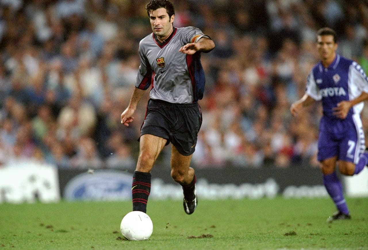 En septiembre de 1999, Luis Figo lució una playera en color gris, escudo al centro y al frente, con detalles blaugranas en los costados durante un partido de la UEFA Champions League.
