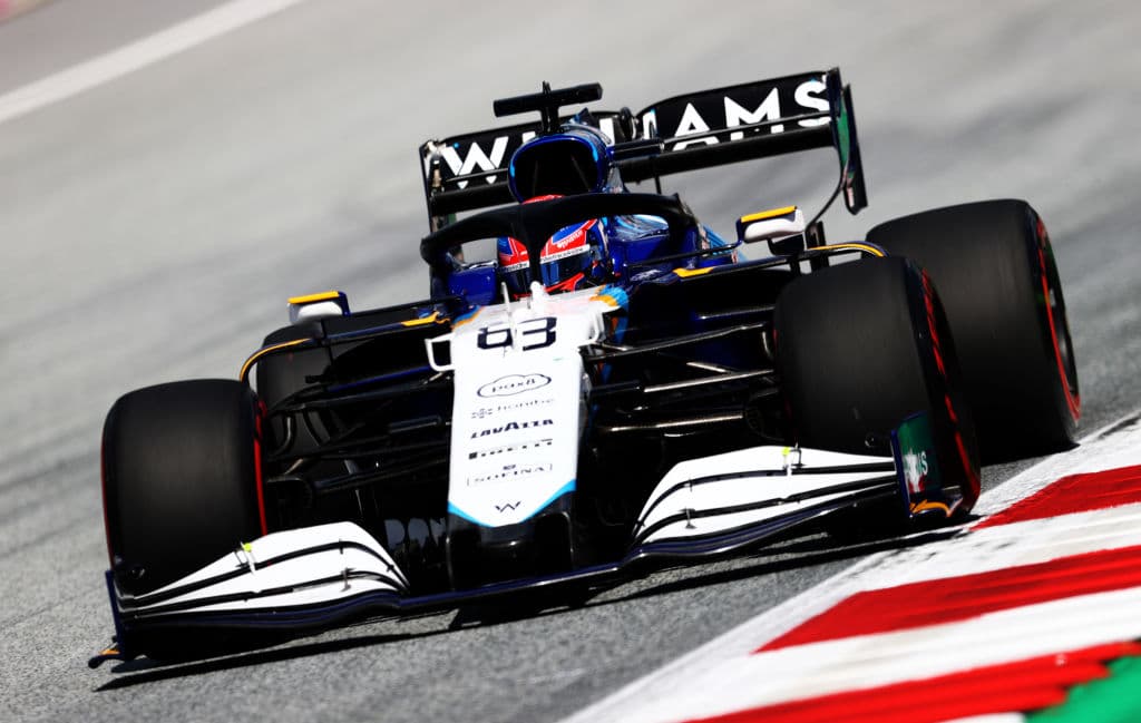 Max Verstappen 1:03.841, Valtteri Botas 1:04.035 y Lewis Hamilton 1:04.067 fueron los tres pilotos que saldrán al frente el día de mañana en Austria.