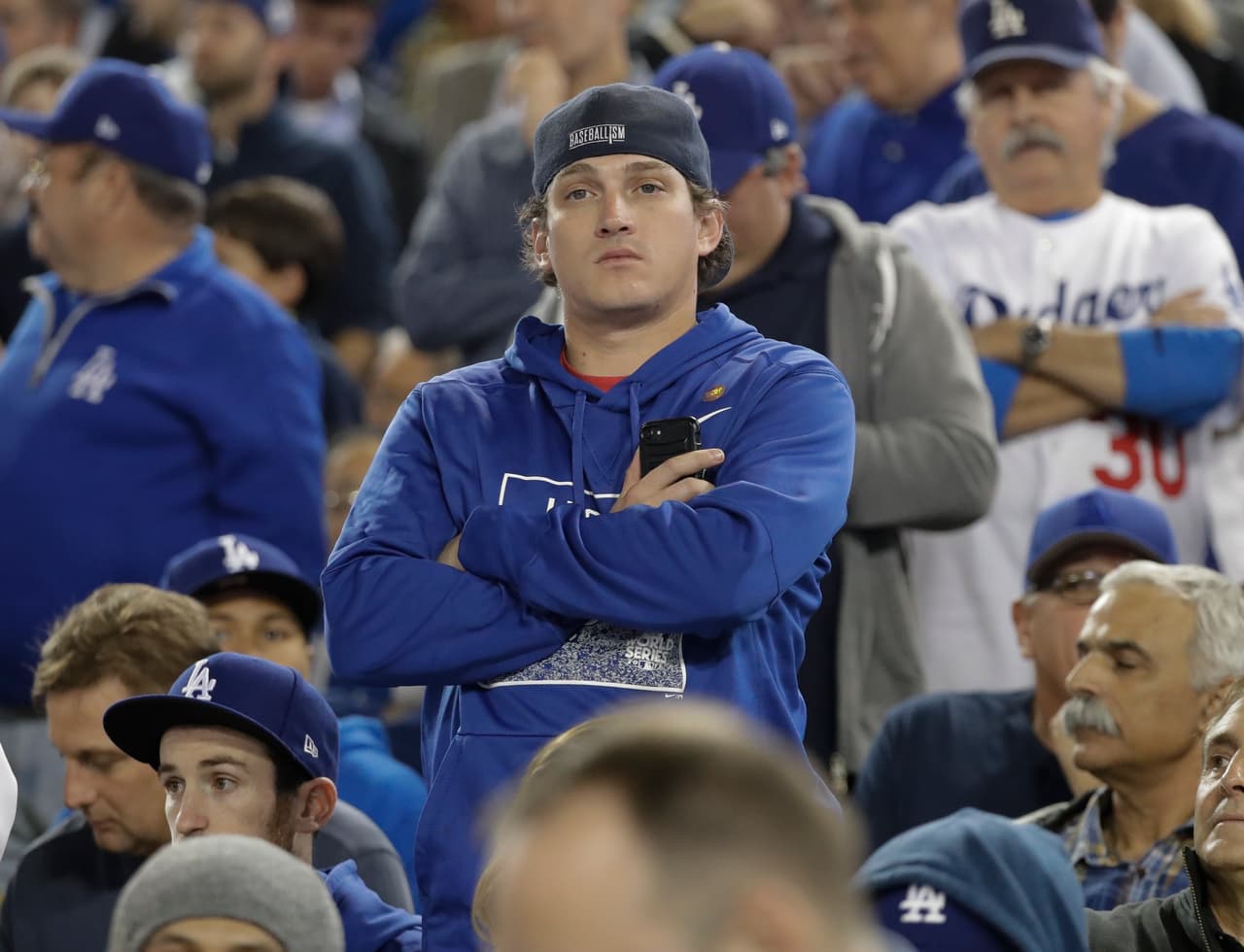 La cara de este aficionado a los Dodgers lo dice todo. Astros domina 5-0 a Los Ángeles en la quinta baja.