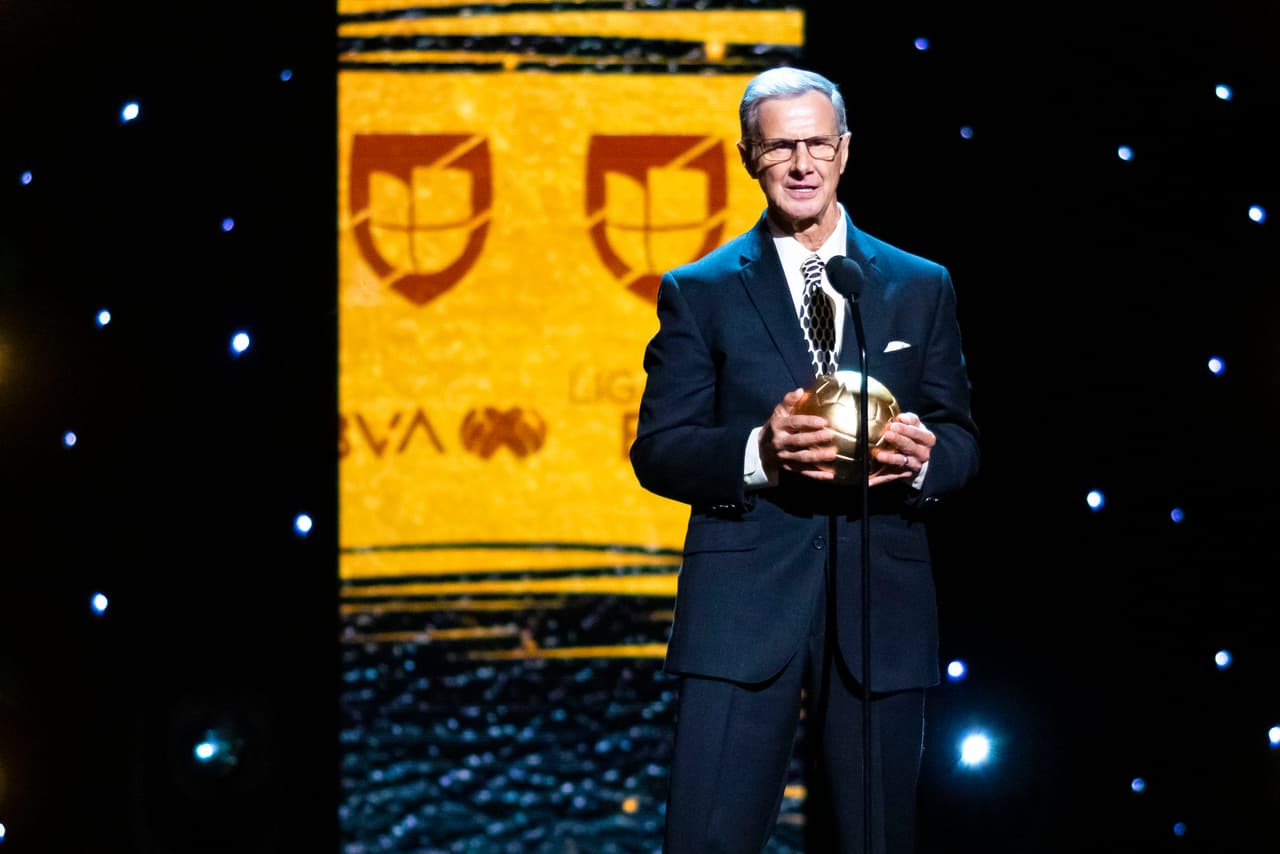 Reconocimiento a la trayectoria a Enrique Borja.