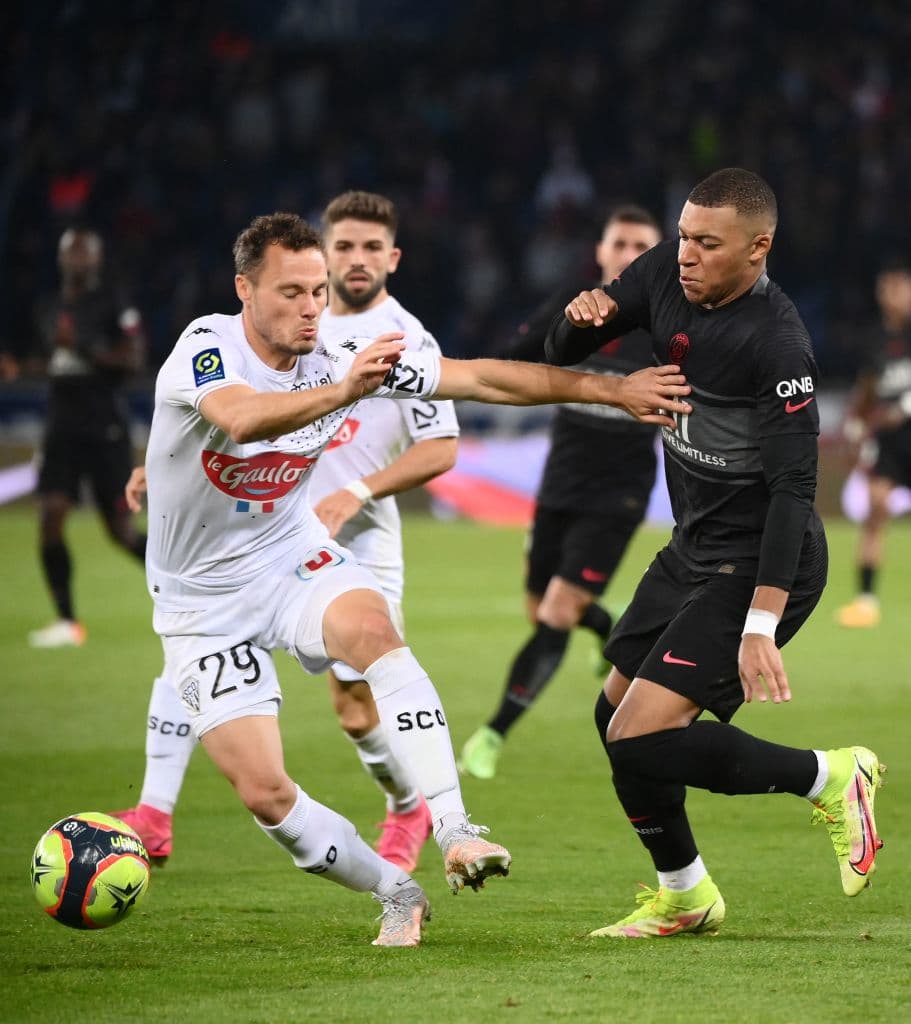 Mbappe se encarga de poner una asistencia y anota el tanto de la victoria para confirmar la remontada 2-1 del PSG sobre el Angers.