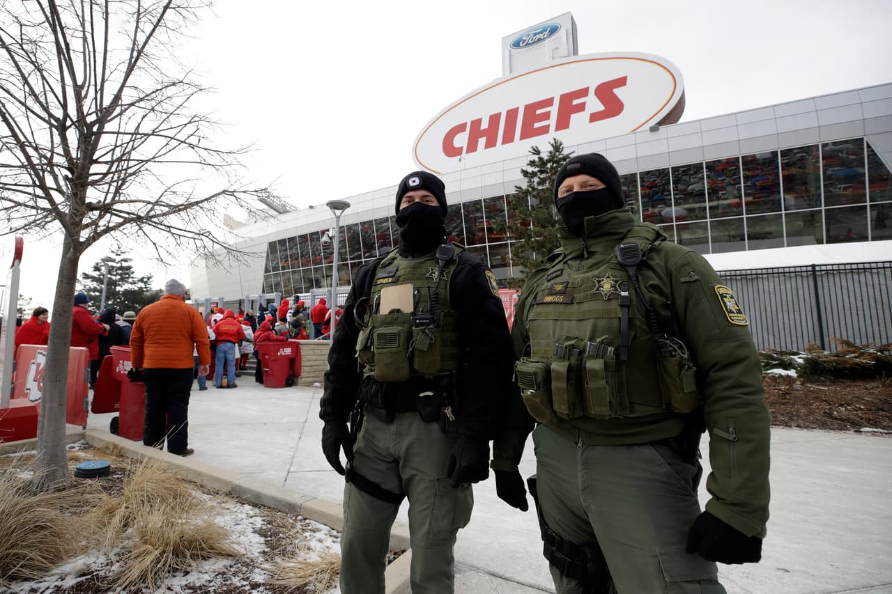 En las afueras de Arrowhead Stadium se reunieron los fanáticos de los Chiefs para entrar en calor antes de la Final de la AFC.