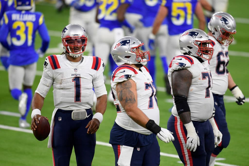 Aaron Donald controla de principio a fin a Cam Newton en la victoria 3-24 sobre los New England Patriots.