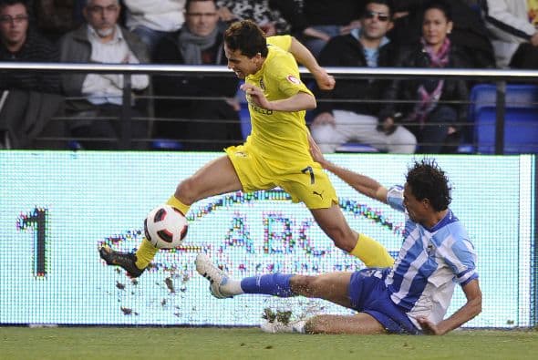 El Villarreal intentaba tener la posesión de la pelota, pero los malagueños presionaban siempre.
