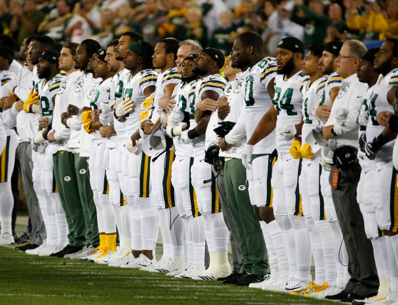 No solo lo hicieron los jugadores de los Packers, también los entrenadores, ejecutivos y otros miembros del equipo se alinearon a un costado del emparrillado para escuchar el himno de pie y con respeto.