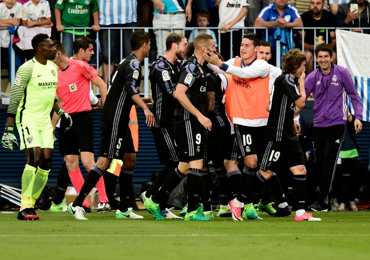 James Rodríguez (derecha, suplente), que entró al minuto 16 del segundo tiempo, es el primer colombiano en coronarse campeón de la Liga de España.