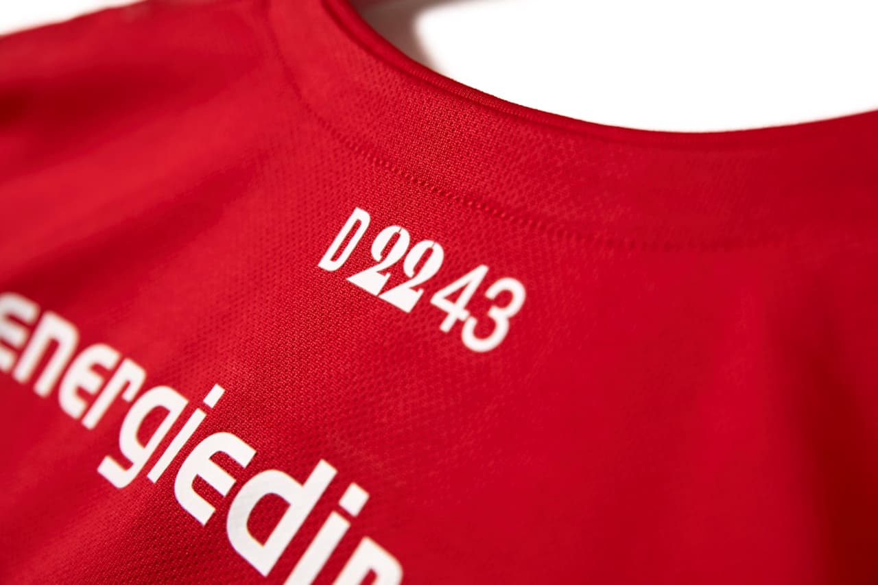 El equipo de Eindhoven ha dado a conocer su jersey principal de la próxima temporada. El clásico diseño con bastines verticales son protagonistas con un corte clásico en el que no hay detalles de otros colores. Además, como ya es habitual, su short será negro y las medis blancas.