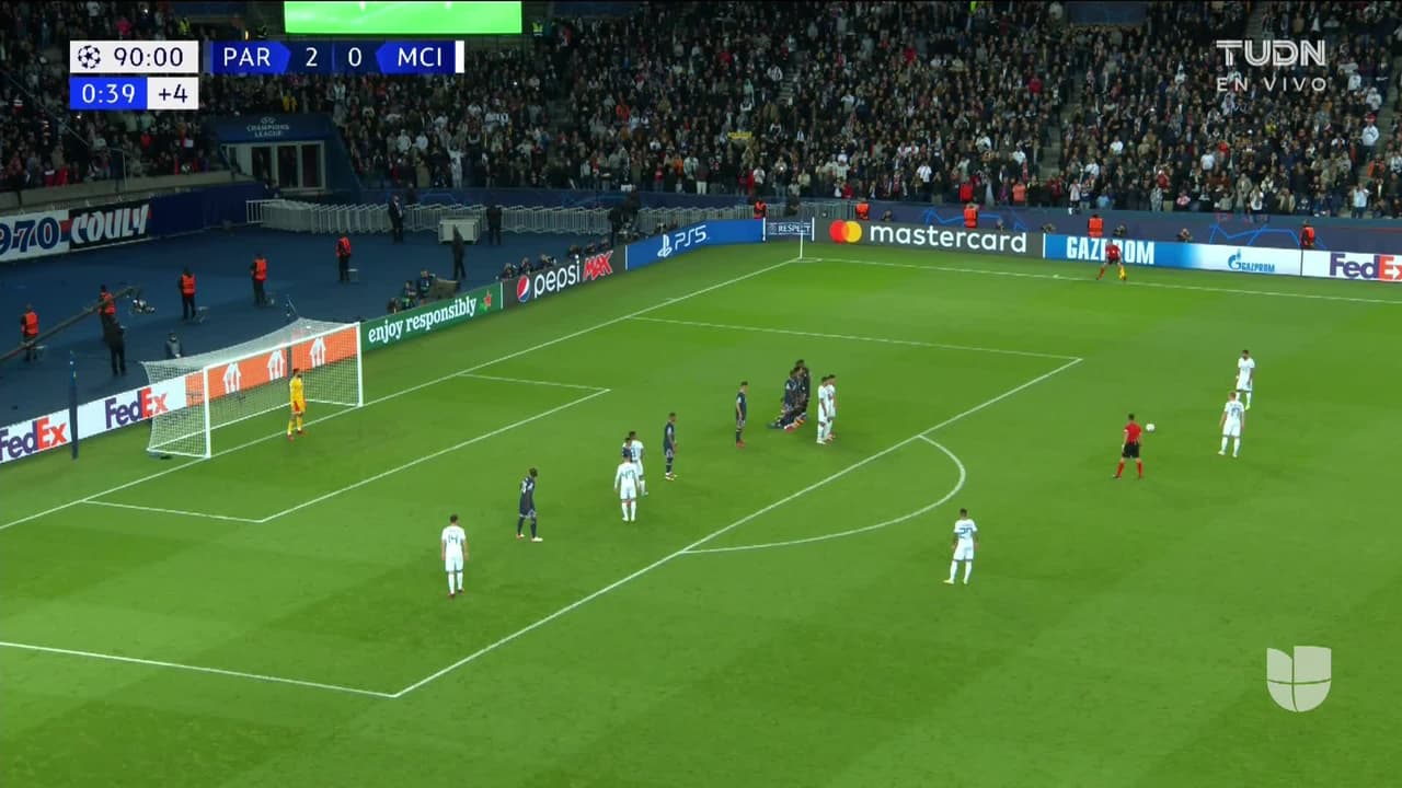 ¡TIRO ATAJADO! disparo por Riyad Mahrez.