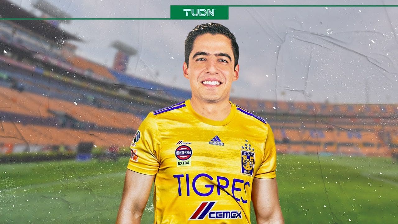 Andrés Vaca con su playera de Tigres de la UANL.