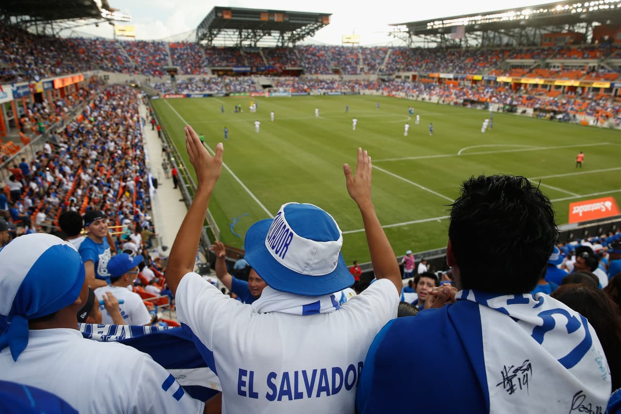 Tuvo un costo de casi 100 millones de dólares y cuenta con aforo para 22 mil fanáticos del fútbol.