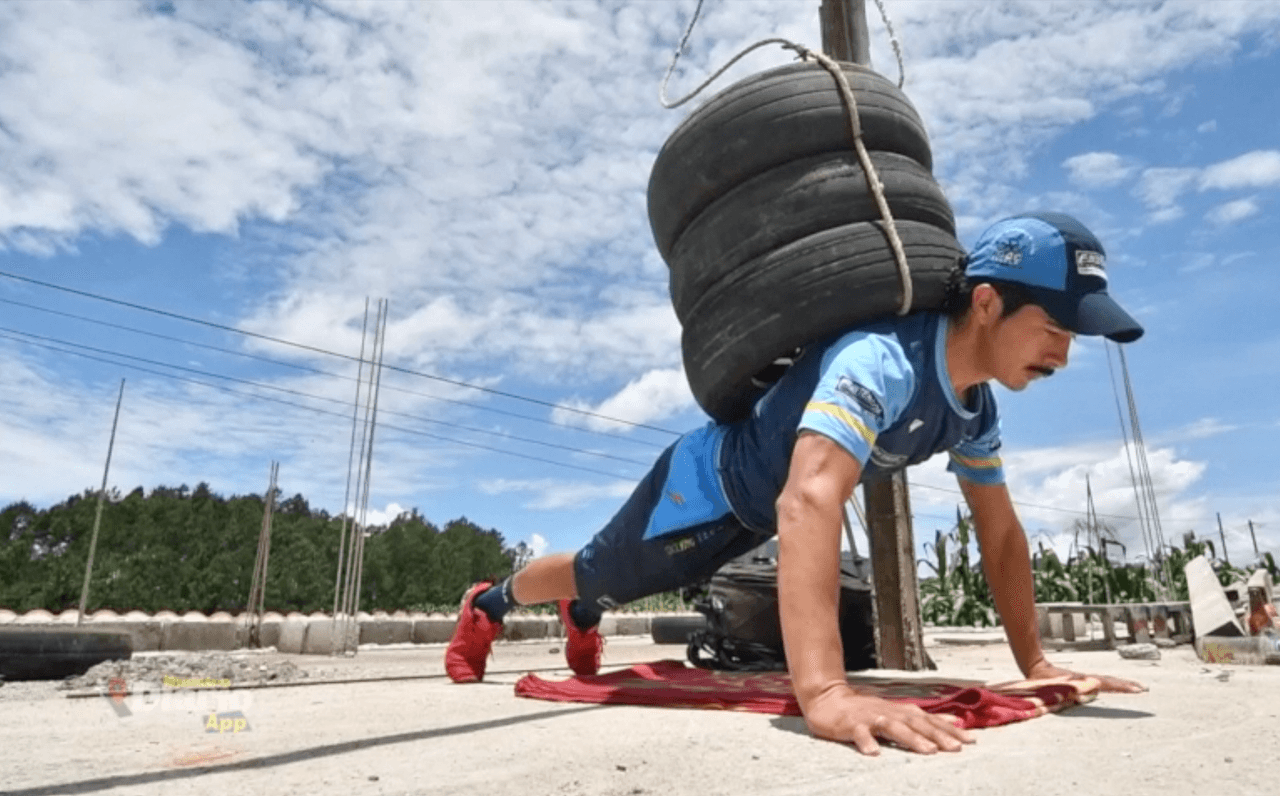 Al aire libre y con una visual de su vecindario, el ciclista sigue una rutina tipo circuito que repite de acuerdo con su calendario de preparación física.