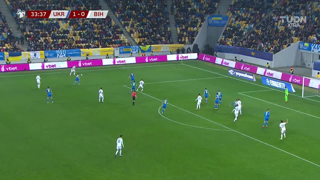 ¡TIRO ATAJADO! disparo por Sead Kolasinac.