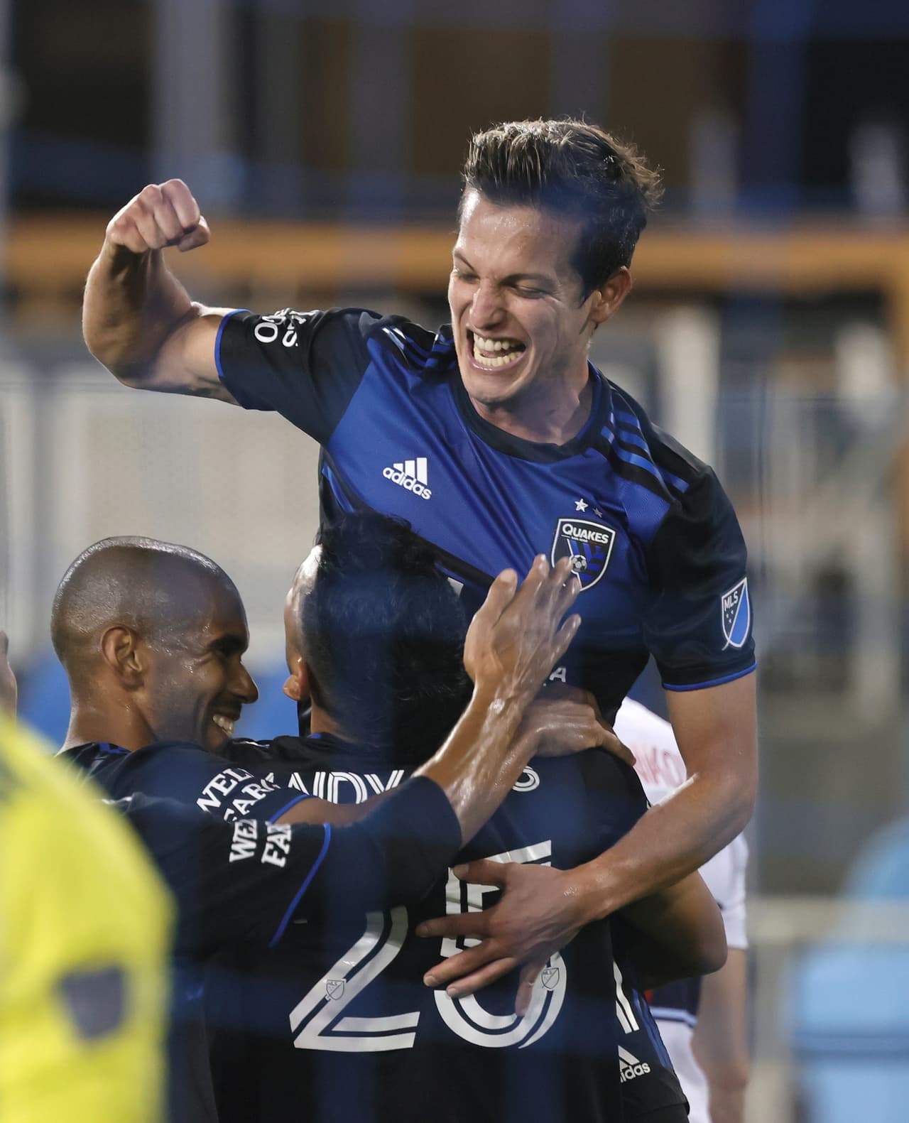 Carlos Fierro hizo un golazo contra Vancouver prendiendo el balón de aire.