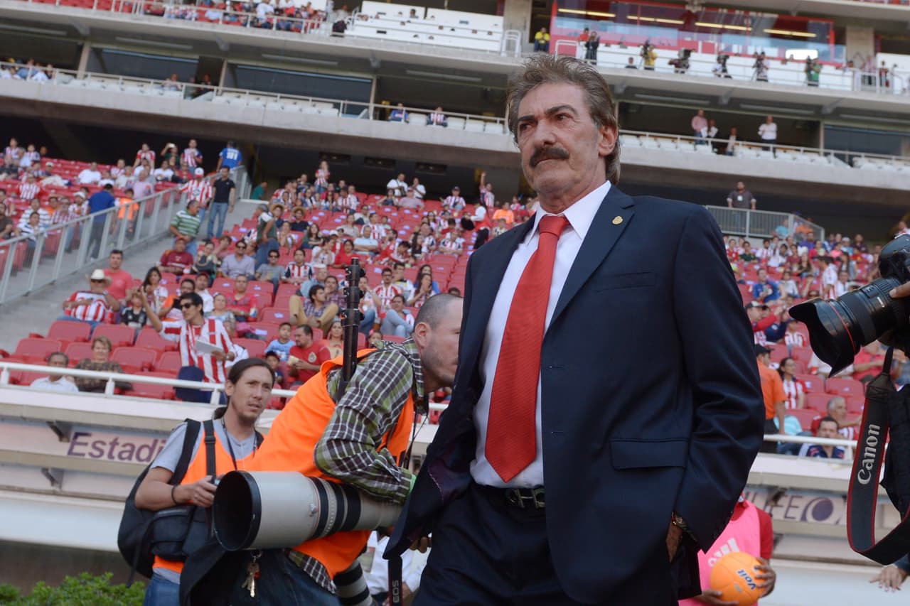 Visiblemente recuperado y ya con algunas canas, La Volpe dirigió a Chivas de Guadalajara, de donde salió por un escándalo extrafutbolístico.