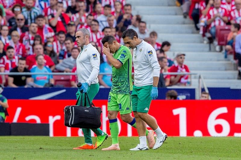 Andrés Guardado salió lesionado al minuto 17 del primer tiempo en la derrota del Betis 1-0 en su visita al Atlético de Madrid en la Jornada 8 de la Liga de España.