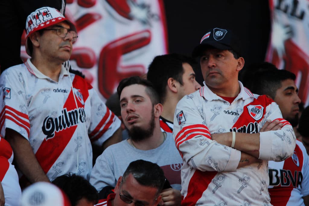 Los fanáticos de River Plate esperaron varias horas por la final de la Copa Libertadores contra Boca Juniors, juego suspendido luego de la agresión al vehículo del equipo Xeneize camino al estadio.