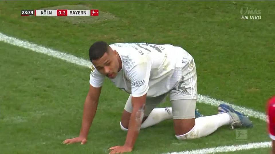 ¡CERCA!. Serge Gnabry disparó que se estrella en el poste.