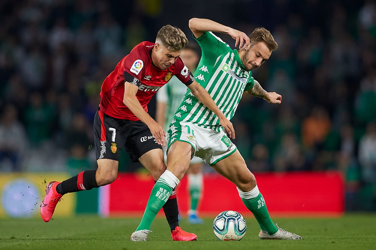 Juan Camilo Hernández (16’) adelantaba a los visitantes hasta que Sergio Canales (19’), de tiro penal hizo, el 1-1. Budimir (27’) aventajó nuevamente a Mallorca. Marcaron un segundo penal en favor de Betis, mismo que cobró y anotó Fekir (35’). Joaquín Sánchez (48’) daba la victoria a los locales, pero Kubo (70’) arrebató el empate. Guardado salió al 87’.