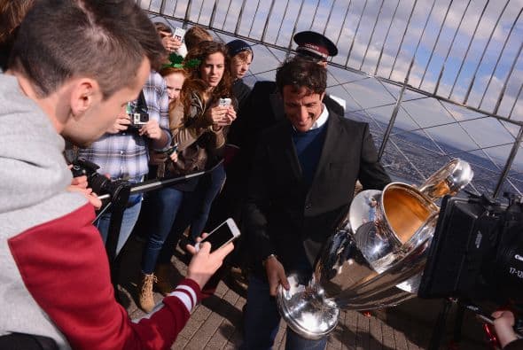 David Villa, Rivaldo y Juliano Belletti posaron con el trofeo Champions League en el Empire State de Nueva York en el Tour del Trofeo de la UEFA Champions Presentado por Heineken. Mira las mejores imágenes del evento (Cortesía: Heineken).