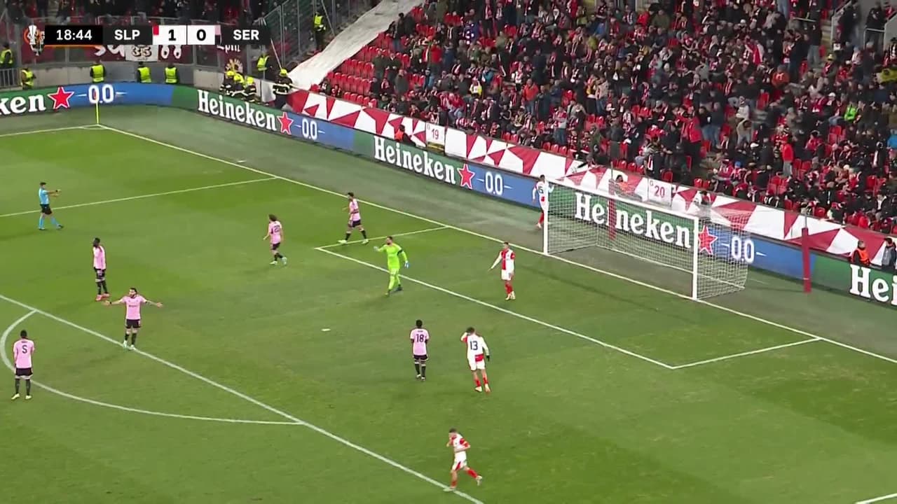 ¡TIRO ATAJADO! disparo por Václav Jurecka.