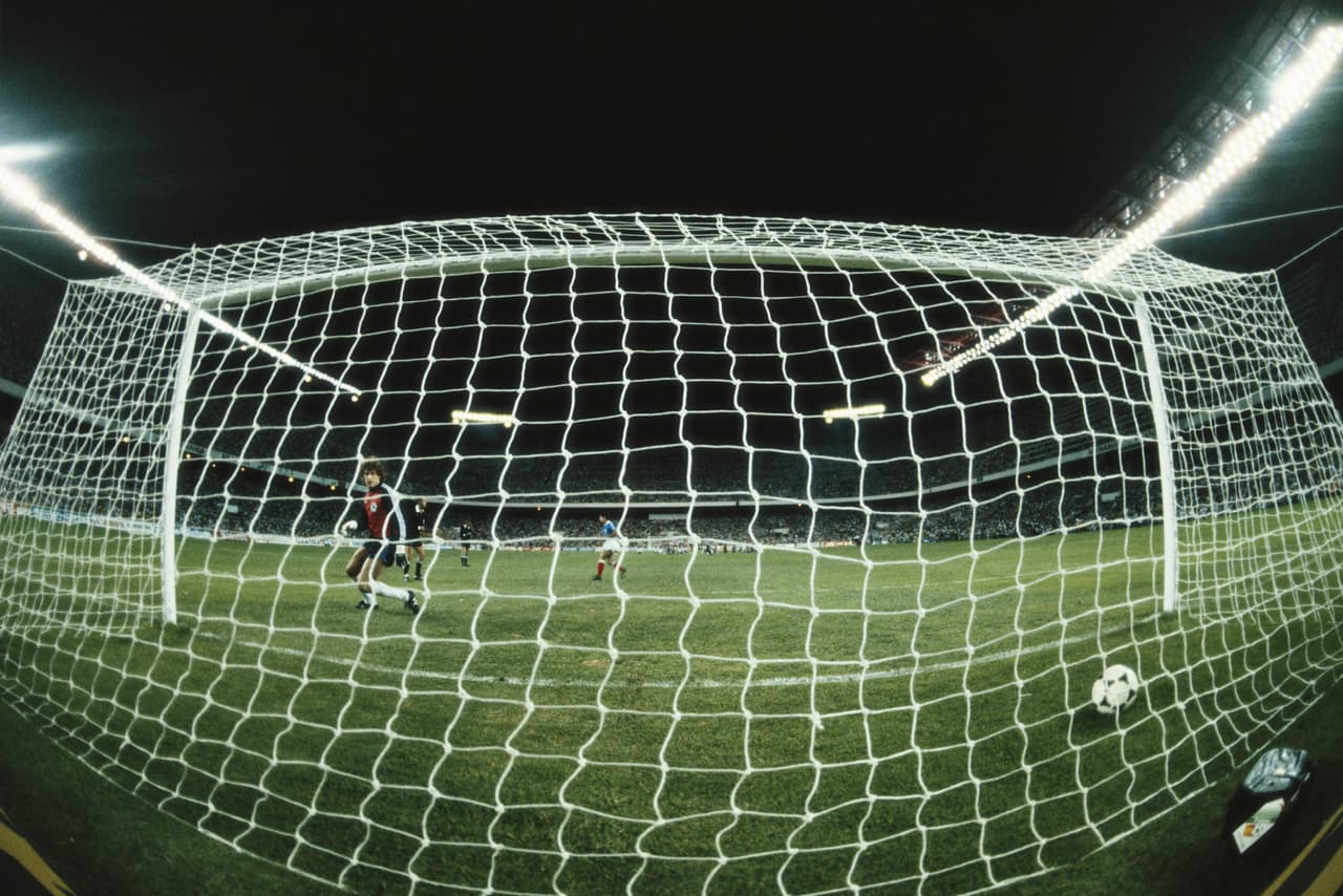 Vale aclarar que no fue la primera vez en una competencia internacional en la que se usaron los penaltis pues la definición de la Eurocopa de 1976 se realizó de esa forma.