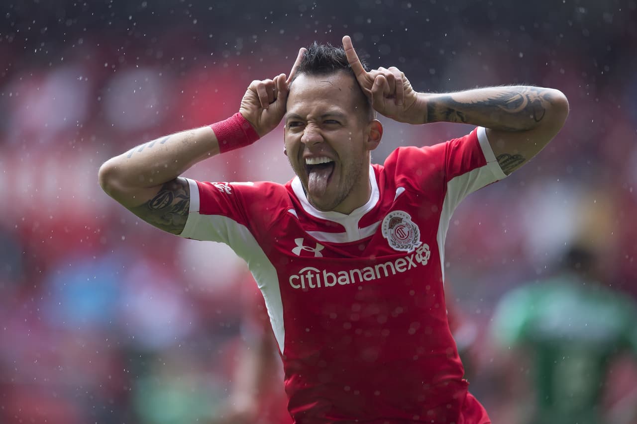 Rodrigo Salinas puso en ventaja al Toluca al minuto 7 del primer tiempo, con lo que le respondían a su gente.