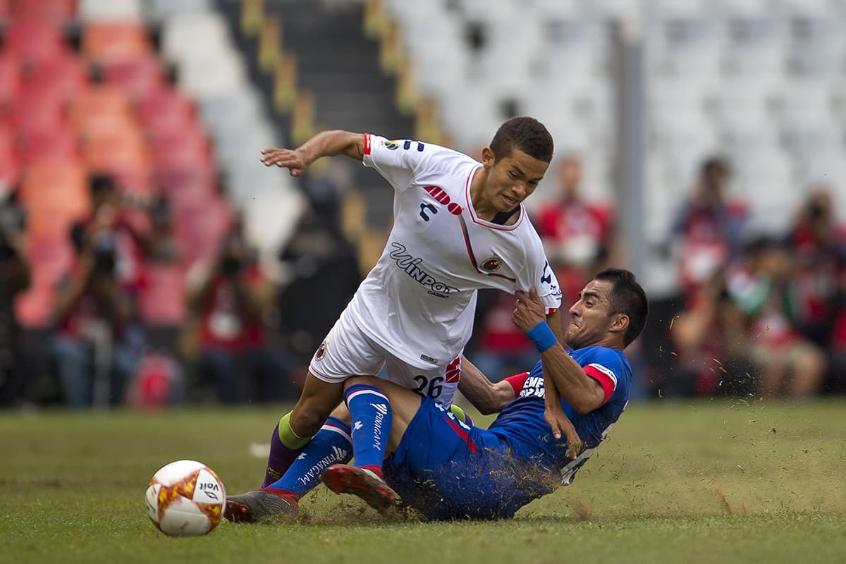 Las barridas evidencian lo maltratado que se encuentra el césped.