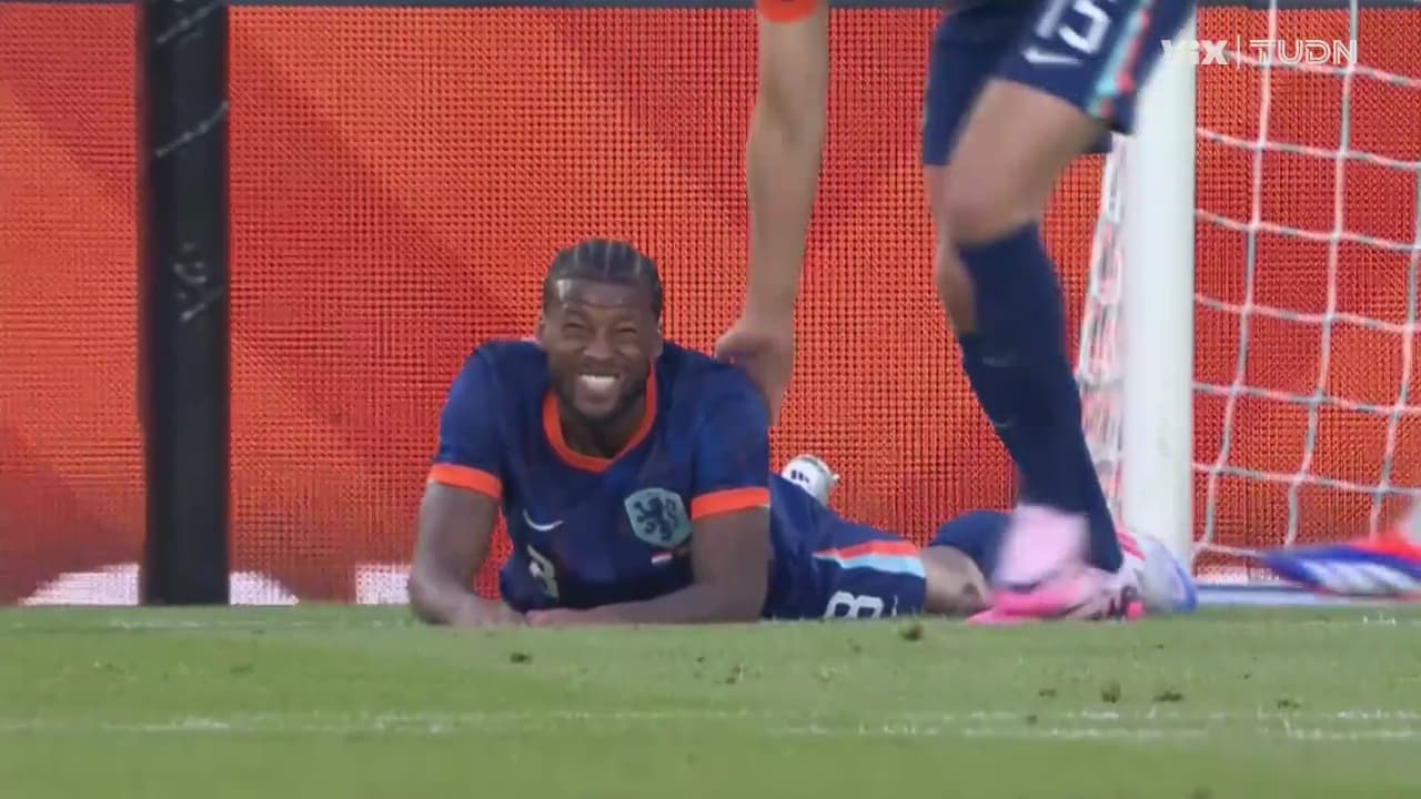 ¡Cabezazo abierto! Wijnaldum remata a un lado del arco canadiense