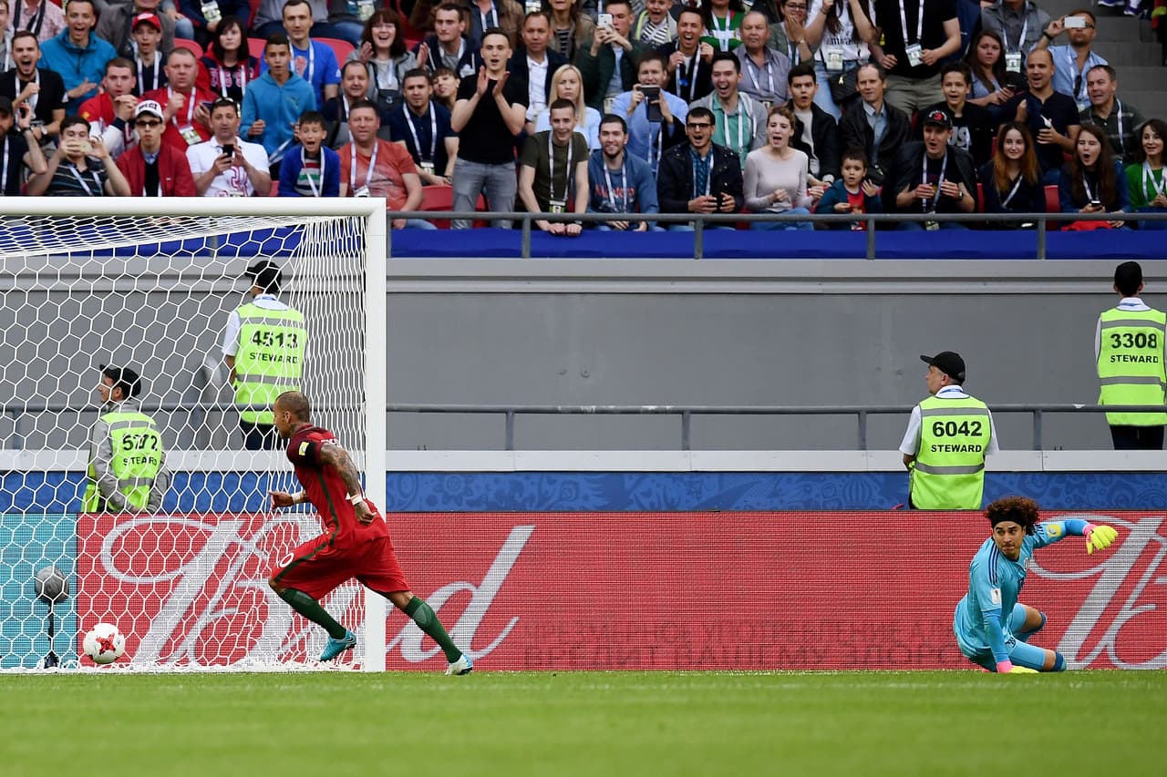 Tras una genialidad de Cristiano, Quaresma marcó el primero para los portugueses. Una asistencia de CR7 lo dejó sólo frente a Ochoa y tras un recorte, marcó a puerta vacía.