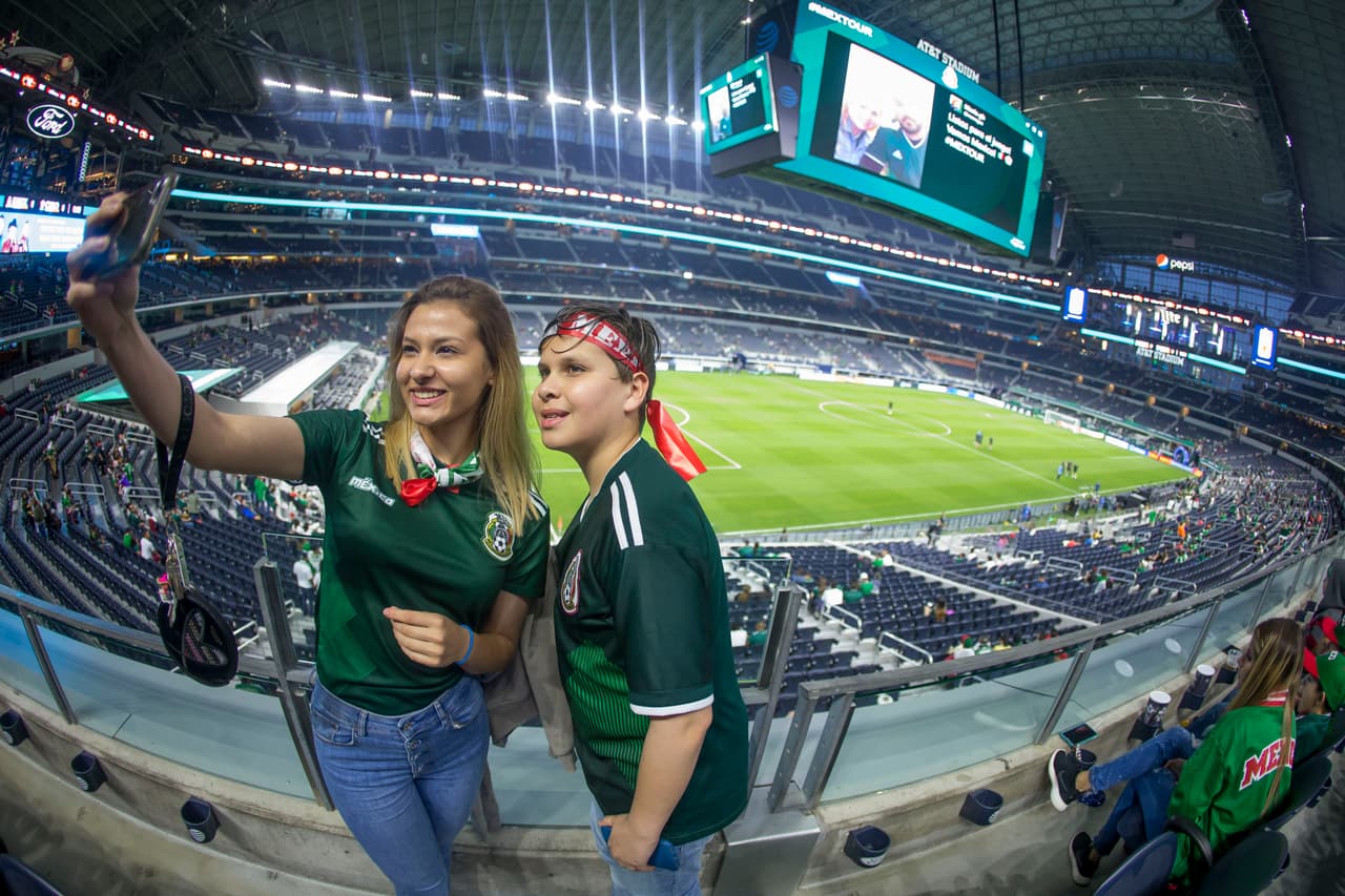 La afición mexicana, a pesar del mal clima en Dallas, se acercó al AT&T Stadium con su belelza y colorido para apoyar al Tri en el segundo partido de la Fecha FIFA, después de ganarle a Islandia en Santa Clara la semana pasada.