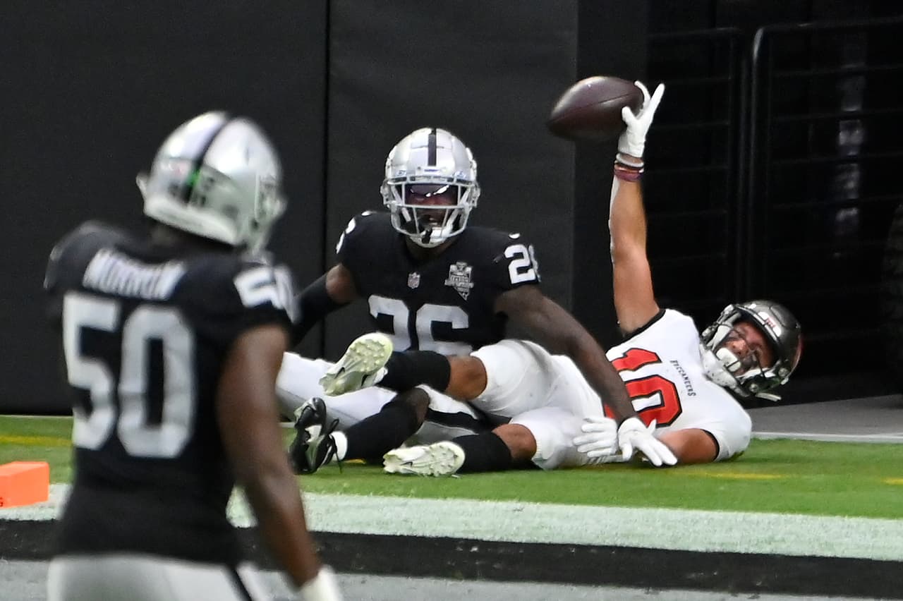 Tpm Brady tiene un partido impecable al lanzar cuatro pases de antocación y cero intercepciones en la victoria 45-20 sobre Las Vegas Raiders.