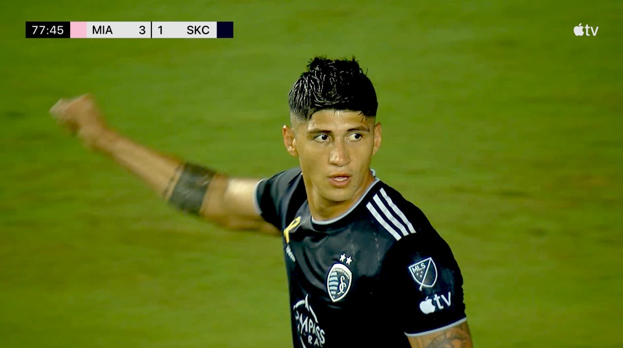 ¡Golazo! Pulido se quita a dos defensas y define como crack