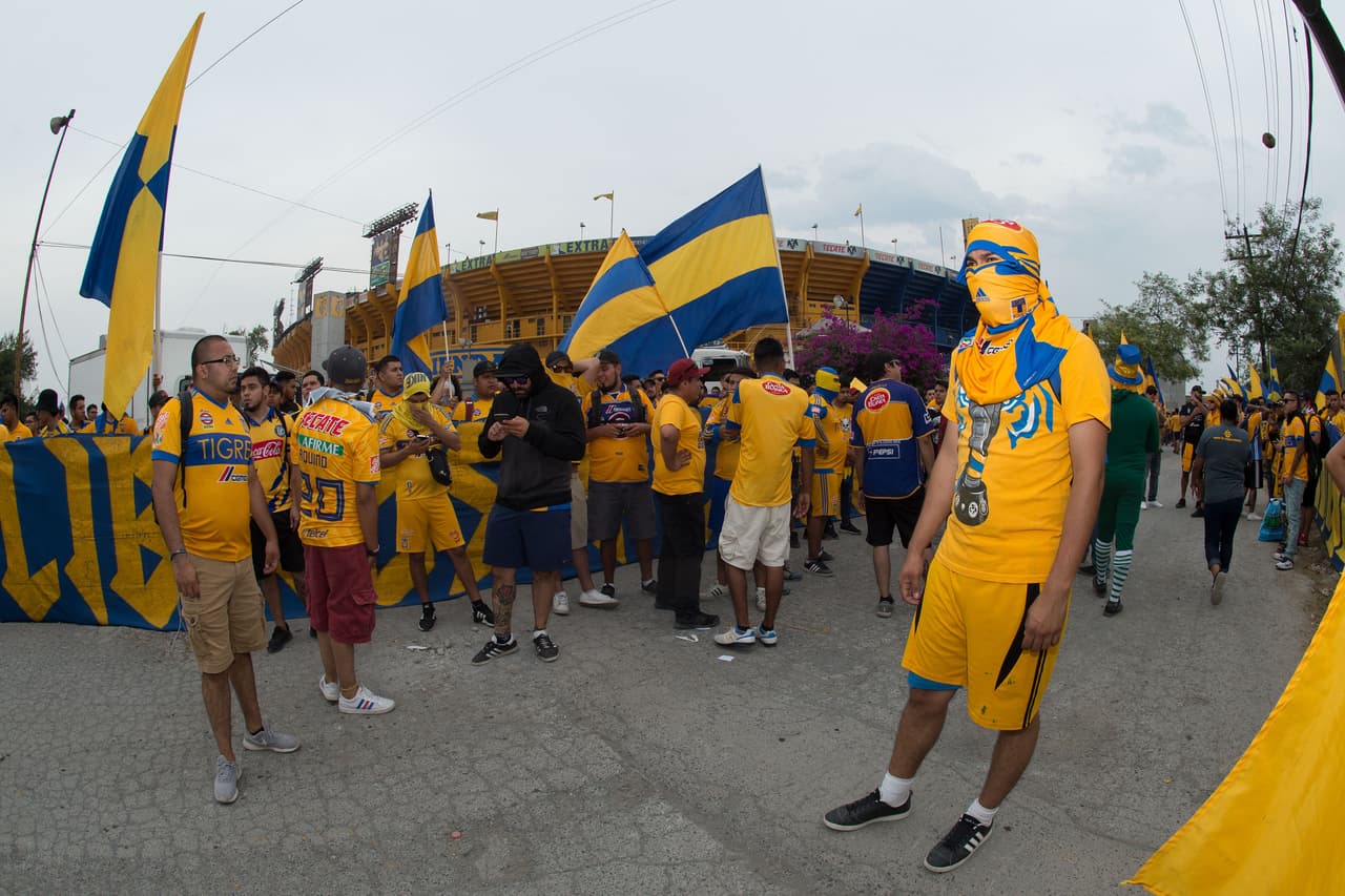 ¡Vaya manera de apoyar! Con este cálido recibimiento de sus aficionados, Tigres deba salir como una fiera para la Ida de la Final de la Liga Campeones de la Concacaf. Echen un vistazo al respaldo.