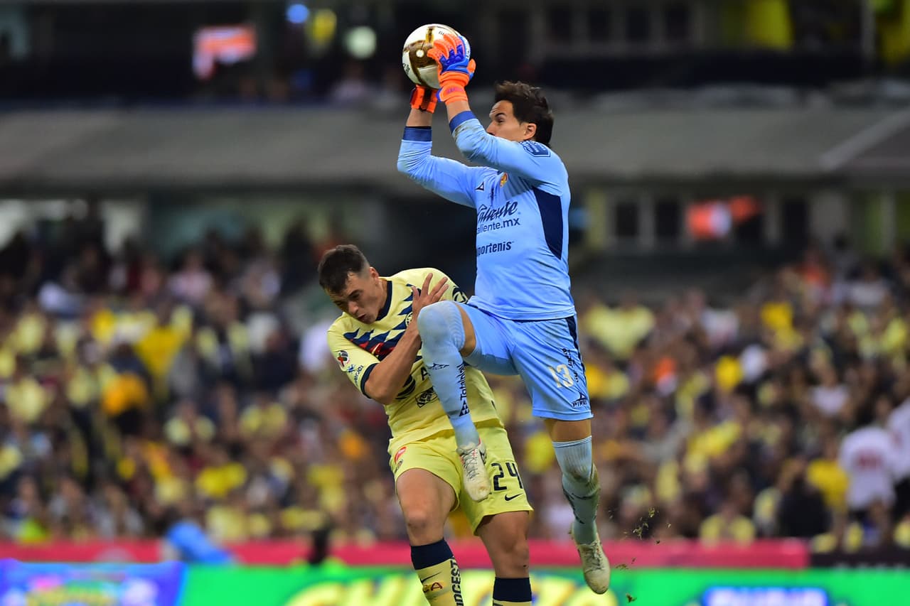 Viñas intenta rematar un centro pero Sosa lo amarga con una gran salida por arriba.