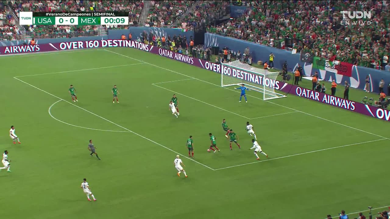 Arranca el partido y la pelota está en juego.