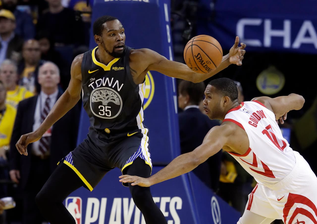 Pero el mejor de todos resultó ser Kevin Durant quien en 44 minutos en la duela logró 29 puntos, cinco rebotes y cuatro asistencias.