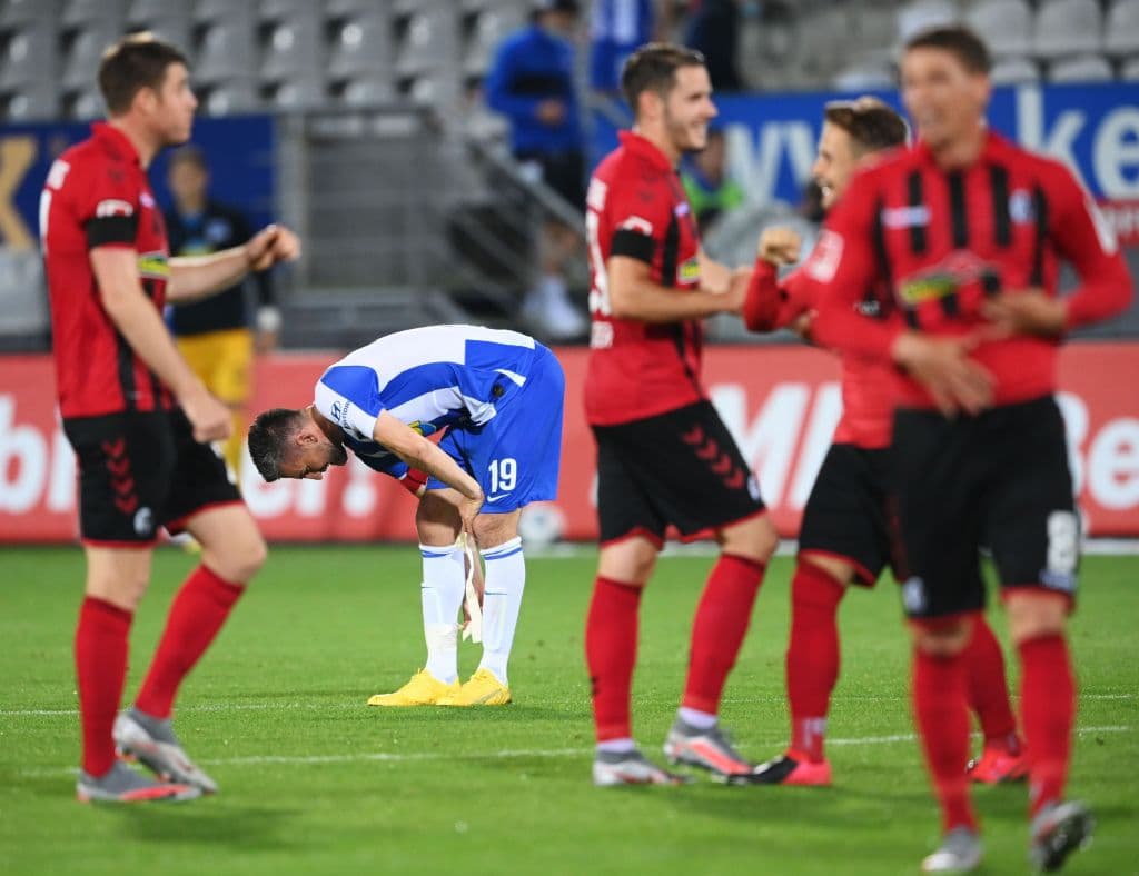 Con goles de grifo y Petersen el Freiburg vence 2-1 al Hertha Berlin y sigue soñando con la Europa League.