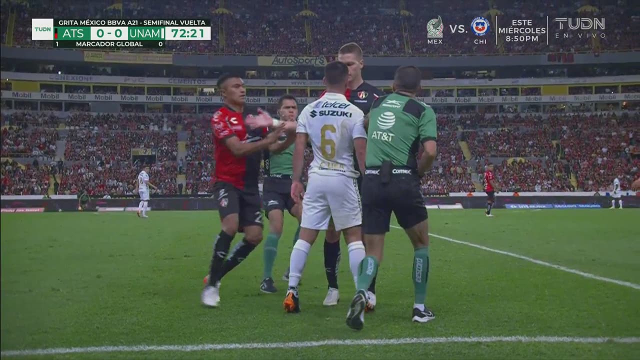 ¡Sacan chispas! Erik Lira y Furch se encaran con empujones