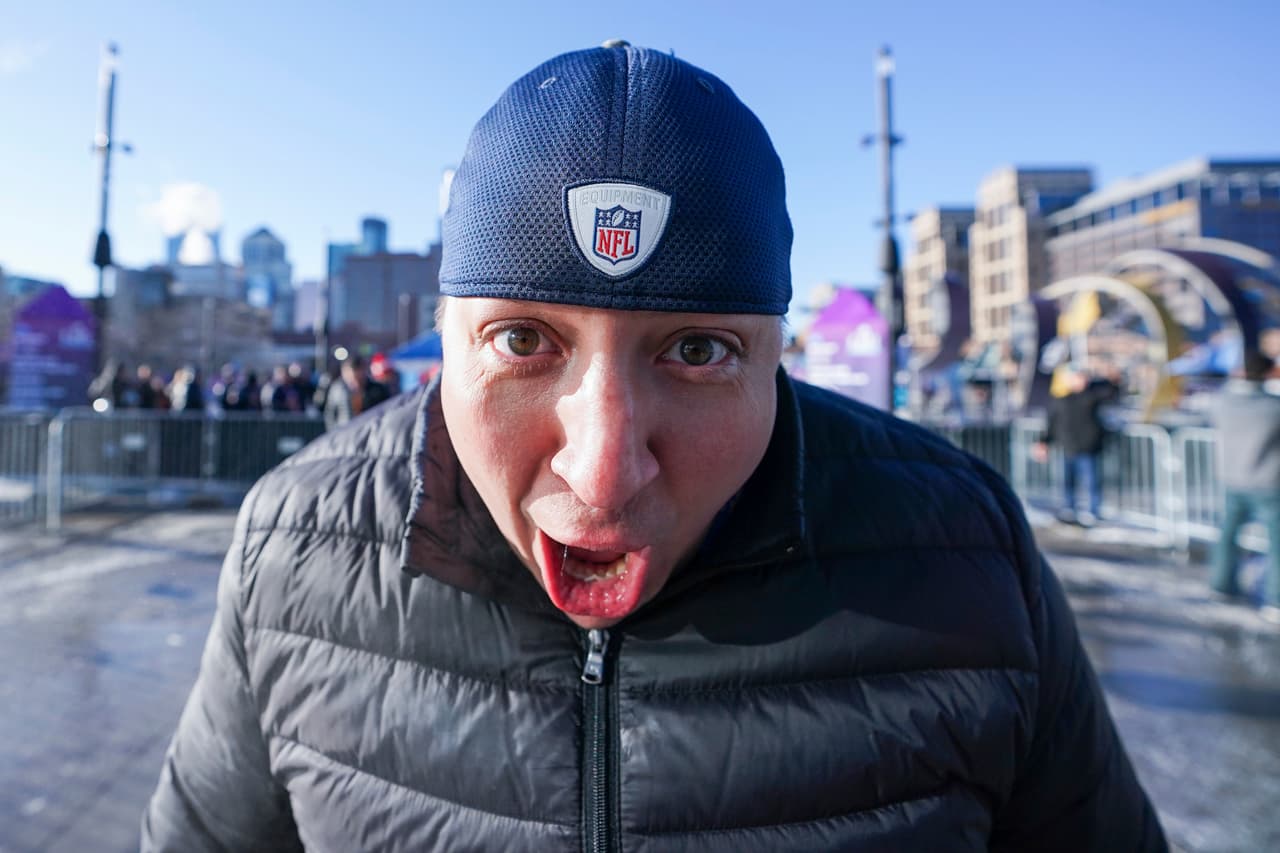 ¡Todo listo en el U.S. Bank Stadium para el Super Bowl LII! Los Patriots y los Eagles jugarán por el título de la NFL y ni siquiera las bajas temperaturas reducen la pasión de los miles de aficionados que ya están en el estadio.
