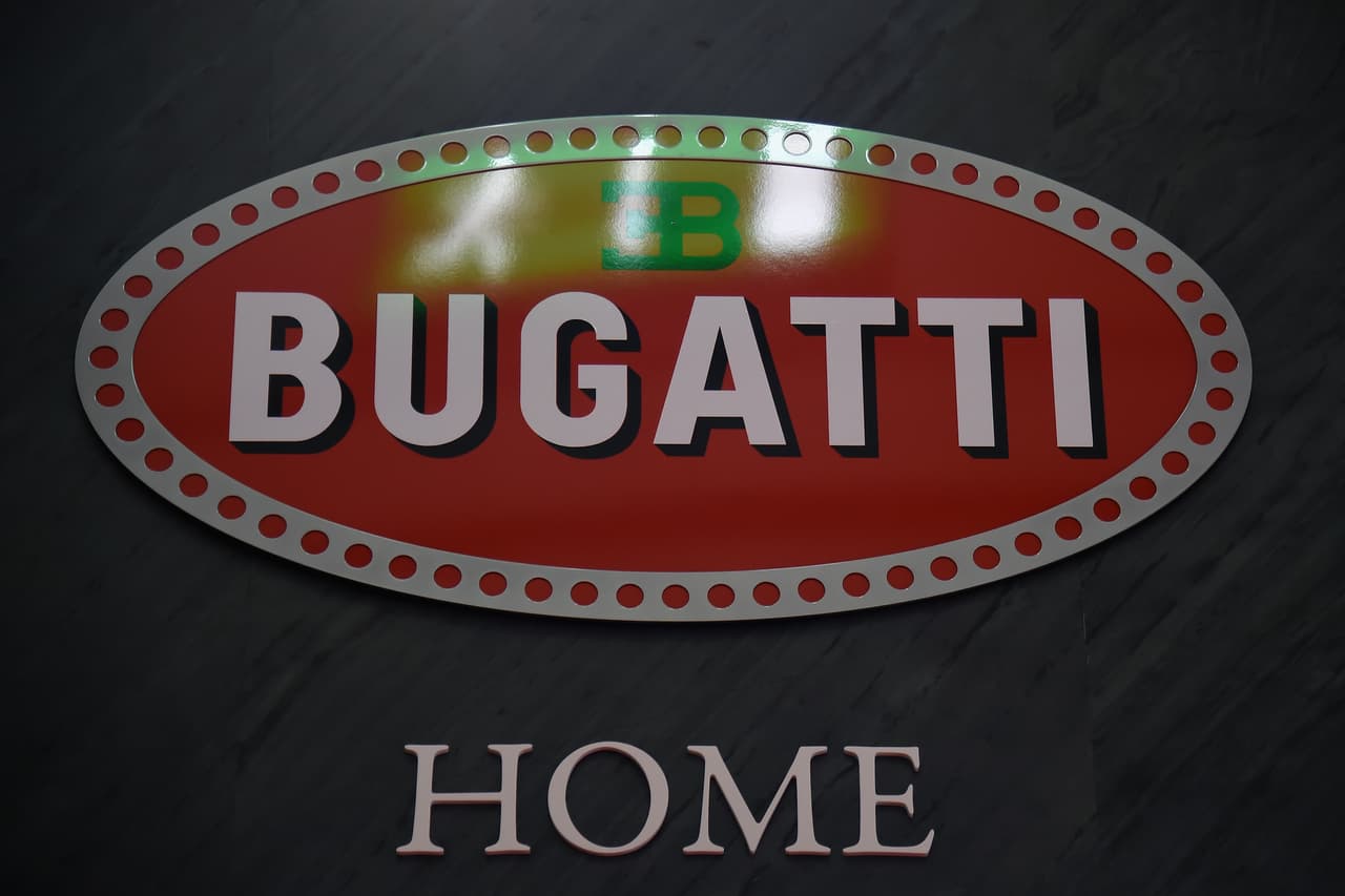 Medios europeos aseguran que el crack de la Juventus y la selección de Portugal es el dueño del único ejemplar de
<b>La Voiture Noire, </b>una edición de lujo de los autos Bugatti la cual fue mostrada en público el pasada mes de marzo en el Salón del Automovil en Ginebra (Suiza). El costo de este poderoso coche es de 12 millones de euros ¡Qué manera de mejorar tu garaje, Cristiano!