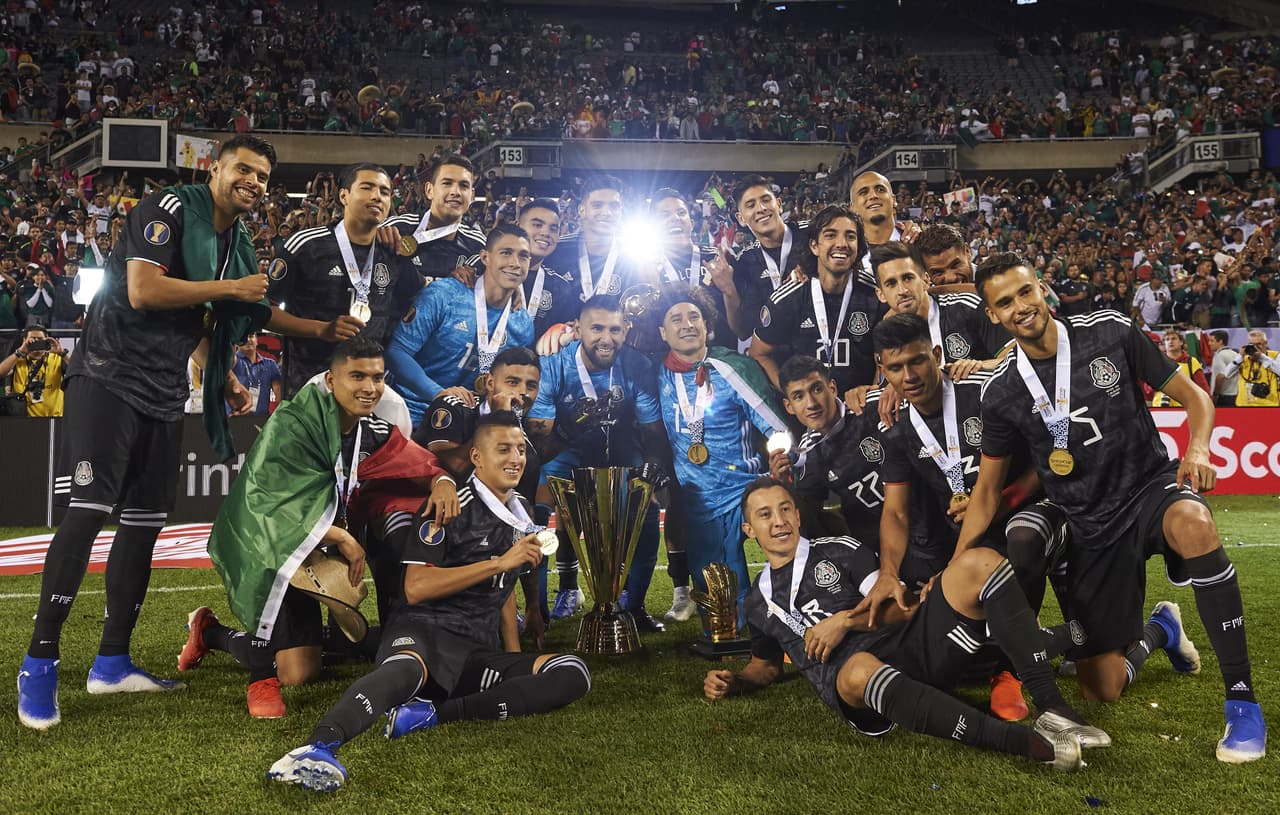 Tremendo festejo de la Selección Mexicana en Soldier Field luego de vencer 1-0 a Estados Unidos por la Final de la Copa Oro. Los jugadores y cuerpo técnico del Tri celebraron de manera impresionante, un triunfo conseguido a toda ley y una fiesta en la cancha para recordar la hazaña.