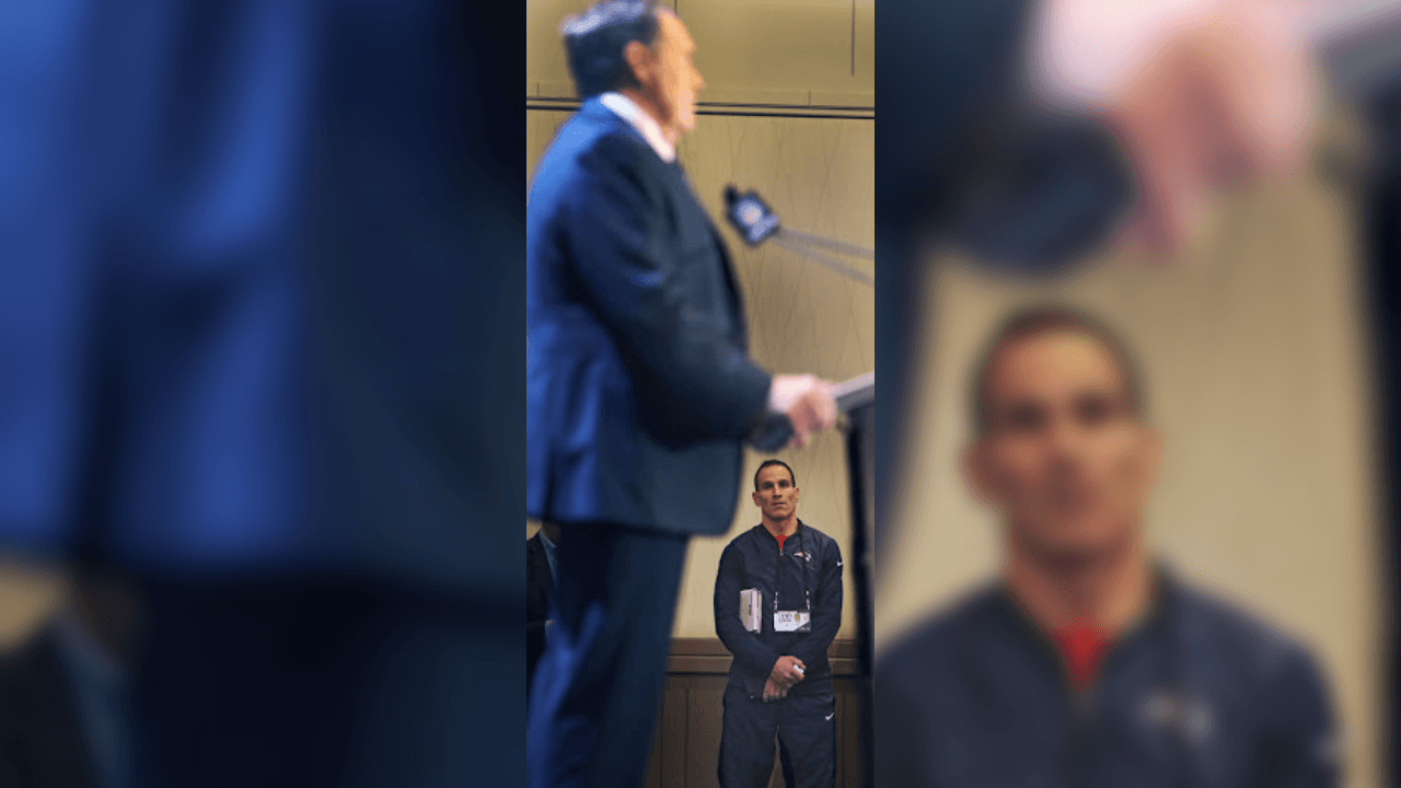 <b>¿Qué más hace Najarian?</b>
<br>- Maneja la logística del día de Belichick: a quién conoce y qué entrevistas lleva a cabo. 
<br>- Si un patrocinador corporativo necesita un entrenador de los Patriots para hablar, determina qué entrenador. 
<br>- Cuando llegan los novatos, él los ayuda a adoctrinarlos. 
<br>- En las prácticas, incluso selecciona la música, desde Bruce Springsteen hasta el Dr. Dre.
<br>- Él decide quién se sienta en qué parte del avión del equipo.