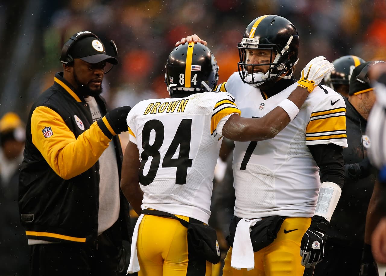 CLEVELAND, OH - JANUARY 3: Antonio Brown #84 celebrates his touchdown with head coach Mike Tomlin and Ben Roethlisberger #7 of the Pittsburgh Steelers during the second quarter against the Cleveland Browns during that FirstEnergy Stadium on January 3, 2016 in Cleveland, Ohio. (Photo by Gregory Shamus/Getty Images)