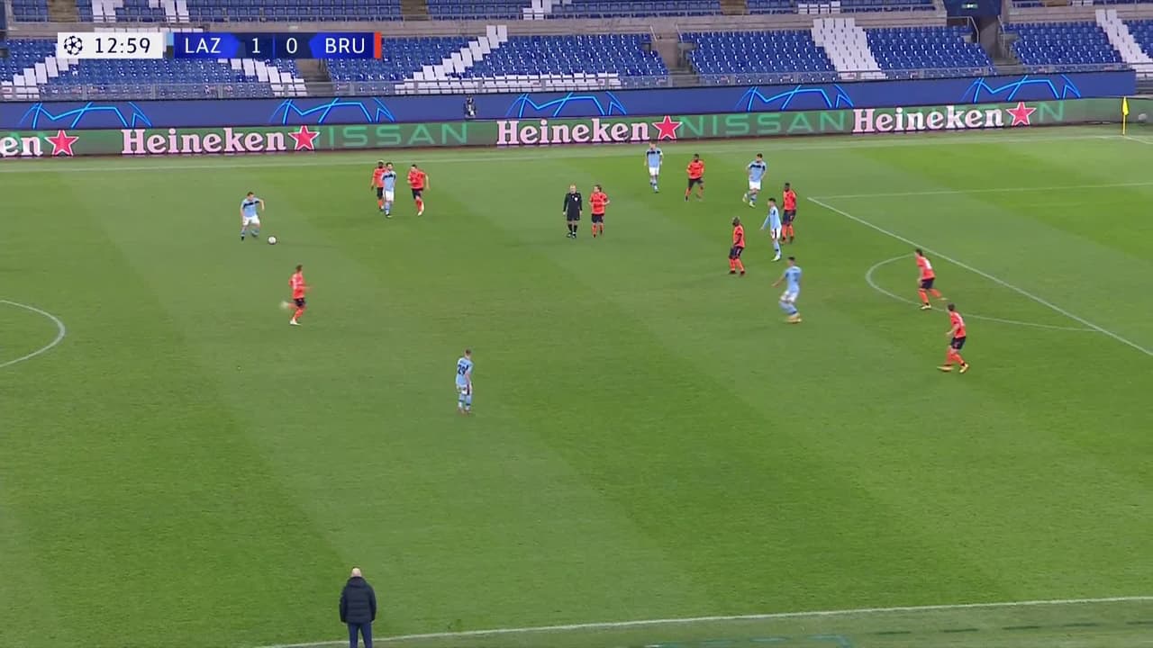 ¡TIRO ATAJADO! disparo por Joaquin Correa.